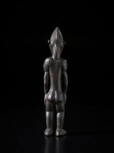 Senufo - Costa d'Avorio/Mali : Scultura antropomorfa in posizione eretta.Legno a patina scura.  - Asta Asta 422 | AFRICA, OCEANIA E AMERICHE - ARTIGIANATO AFRICANO: VARI COMMITTENTI E SELEZIONE DALLA COLLEZIONE BARTOLOMUCCI Online - Associazione Nazionale - Case d'Asta italiane