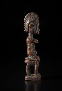 Mossi - Burkina Faso : Scultura antropomorfa femminile seduta su seggio.Legno a patina scura.  - Asta Asta 422 | AFRICA, OCEANIA E AMERICHE - ARTIGIANATO AFRICANO: VARI COMMITTENTI E SELEZIONE DALLA COLLEZIONE BARTOLOMUCCI Online - Associazione Nazionale - Case d'Asta italiane