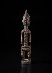 Mossi - Burkina Faso : Scultura antropomorfa femminile seduta su seggio.Legno a patina scura.  - Asta Asta 422 | AFRICA, OCEANIA E AMERICHE - ARTIGIANATO AFRICANO: VARI COMMITTENTI E SELEZIONE DALLA COLLEZIONE BARTOLOMUCCI Online - Associazione Nazionale - Case d'Asta italiane