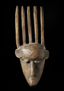 Bambara - Mali - Maschera antropomorfa con pettine a cinque punte Ntomo. Legno duro a patina  naturale e tracce di pigmento.