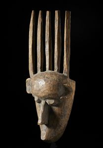 Bambara - Mali : Maschera antropomorfa con pettine a cinque punte Ntomo. Legno duro a patina  naturale e tracce di pigmento.  - Asta Asta 422 | AFRICA, OCEANIA E AMERICHE - ARTIGIANATO AFRICANO: VARI COMMITTENTI E SELEZIONE DALLA COLLEZIONE BARTOLOMUCCI Online - Associazione Nazionale - Case d'Asta italiane