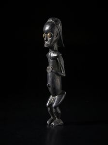 Fang - Gabon : Scultura antropomorfa di guardiano di reliquiario Byeri. Legno duro a patina nera e metallo.  - Asta Asta 422 | AFRICA, OCEANIA E AMERICHE - ARTIGIANATO AFRICANO: VARI COMMITTENTI E SELEZIONE DALLA COLLEZIONE BARTOLOMUCCI Online - Associazione Nazionale - Case d'Asta italiane