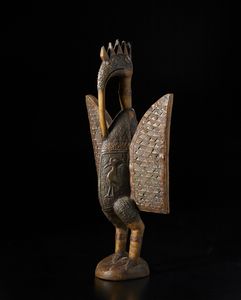 Senufo - Costa d'Avorio/Mali - Scultura  zoomorfa a forma di uccello Calao. Legno duro a patina chiara, metallo e stoffa.