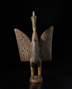 Senufo - Costa d'Avorio/Mali : Scultura  zoomorfa a forma di uccello Calao. Legno duro a patina chiara, metallo e stoffa.  - Asta Asta 422 | AFRICA, OCEANIA E AMERICHE - ARTIGIANATO AFRICANO: VARI COMMITTENTI E SELEZIONE DALLA COLLEZIONE BARTOLOMUCCI Online - Associazione Nazionale - Case d'Asta italiane