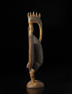 Senufo - Costa d'Avorio/Mali : Scultura  zoomorfa a forma di uccello Calao. Legno duro a patina chiara, metallo e stoffa.  - Asta Asta 422 | AFRICA, OCEANIA E AMERICHE - ARTIGIANATO AFRICANO: VARI COMMITTENTI E SELEZIONE DALLA COLLEZIONE BARTOLOMUCCI Online - Associazione Nazionale - Case d'Asta italiane