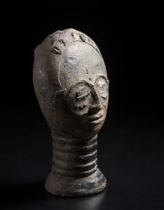 Akan - Ghana e Costa d'Avorio : Scultura in forma di testa antropomorfa. Terracotta e pigmento.  - Asta Asta 422 | AFRICA, OCEANIA E AMERICHE - ARTIGIANATO AFRICANO: VARI COMMITTENTI E SELEZIONE DALLA COLLEZIONE BARTOLOMUCCI Online - Associazione Nazionale - Case d'Asta italiane