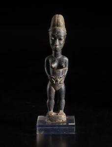 Baule - Costa d'Avorio : Figura antropomorfa femminile. Legno duro a patina nera.  - Asta Asta 422 | AFRICA, OCEANIA E AMERICHE - ARTIGIANATO AFRICANO: VARI COMMITTENTI E SELEZIONE DALLA COLLEZIONE BARTOLOMUCCI Online - Associazione Nazionale - Case d'Asta italiane