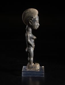 Baule - Costa d'Avorio : Figura antropomorfa femminile. Legno duro a patina nera.  - Asta Asta 422 | AFRICA, OCEANIA E AMERICHE - ARTIGIANATO AFRICANO: VARI COMMITTENTI E SELEZIONE DALLA COLLEZIONE BARTOLOMUCCI Online - Associazione Nazionale - Case d'Asta italiane