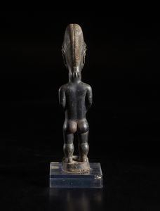 Baule - Costa d'Avorio : Figura antropomorfa femminile. Legno duro a patina nera.  - Asta Asta 422 | AFRICA, OCEANIA E AMERICHE - ARTIGIANATO AFRICANO: VARI COMMITTENTI E SELEZIONE DALLA COLLEZIONE BARTOLOMUCCI Online - Associazione Nazionale - Case d'Asta italiane