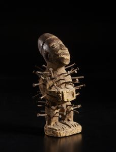 Kongo - Repubblica Democratica del Congo - Scultura antropomorfa in forma di feticcio Nkisi Nkonde. Legno a patina bruna terrosa e chiodi.