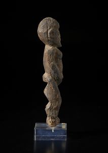 Lobi - Burkina Faso/Costa d'Avorio : Scultura antropomorfa Bateba. Legno a patina scura e crostosa.  - Asta Asta 422 | AFRICA, OCEANIA E AMERICHE - ARTIGIANATO AFRICANO: VARI COMMITTENTI E SELEZIONE DALLA COLLEZIONE BARTOLOMUCCI Online - Associazione Nazionale - Case d'Asta italiane