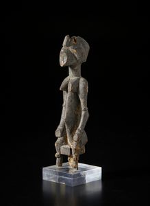 Bambara - Mali - Scultura antropomorfa seduta su seggio. Legno a patina scura.