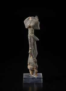 Bambara - Mali : Scultura antropomorfa seduta su seggio. Legno a patina scura.  - Asta Asta 422 | AFRICA, OCEANIA E AMERICHE - ARTIGIANATO AFRICANO: VARI COMMITTENTI E SELEZIONE DALLA COLLEZIONE BARTOLOMUCCI Online - Associazione Nazionale - Case d'Asta italiane