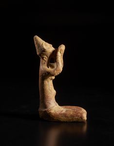 Bambara - Mali : Scultura antropomorfa  inginocchiata. Terracotta.  - Asta Asta 422 | AFRICA, OCEANIA E AMERICHE - ARTIGIANATO AFRICANO: VARI COMMITTENTI E SELEZIONE DALLA COLLEZIONE BARTOLOMUCCI Online - Associazione Nazionale - Case d'Asta italiane