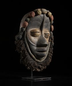 We-Wobe - Costa d'Avorio : Maschera antropomorfa. Legno duro a patina scura, pigmenti e fibre.  - Asta Asta 422 | AFRICA, OCEANIA E AMERICHE - ARTIGIANATO AFRICANO: VARI COMMITTENTI E SELEZIONE DALLA COLLEZIONE BARTOLOMUCCI Online - Associazione Nazionale - Case d'Asta italiane