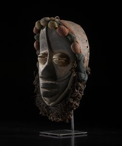 We-Wobe - Costa d'Avorio : Maschera antropomorfa. Legno duro a patina scura, pigmenti e fibre.  - Asta Asta 422 | AFRICA, OCEANIA E AMERICHE - ARTIGIANATO AFRICANO: VARI COMMITTENTI E SELEZIONE DALLA COLLEZIONE BARTOLOMUCCI Online - Associazione Nazionale - Case d'Asta italiane