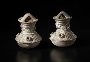 Mambila, Nigeria : Coppia di vasi in terracotta.  - Asta Asta 422 | AFRICA, OCEANIA E AMERICHE - ARTIGIANATO AFRICANO: VARI COMMITTENTI E SELEZIONE DALLA COLLEZIONE BARTOLOMUCCI Online - Associazione Nazionale - Case d'Asta italiane