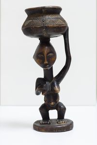 Luba - Repubblica Democratica del Congo - Scultura antropomorfa femminile che sostiene una cesta.Legno a patina scura.