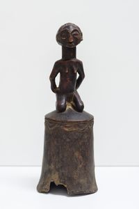 Hemba - Repubblica Democratica del Congo - Scultura antropomorfa ginocchio su base a forma di campana.Legno duro a patina scura.