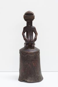 Hemba - Repubblica Democratica del Congo : Scultura antropomorfa ginocchio su base a forma di campana.Legno duro a patina scura.  - Asta Asta 422 | AFRICA, OCEANIA E AMERICHE - ARTIGIANATO AFRICANO: VARI COMMITTENTI E SELEZIONE DALLA COLLEZIONE BARTOLOMUCCI Online - Associazione Nazionale - Case d'Asta italiane