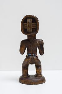 Hemba - Repubblica Democratica del Congo : Scultura antropomorfa femminile. Legno duro a patina scura e perline.  - Asta Asta 422 | AFRICA, OCEANIA E AMERICHE - ARTIGIANATO AFRICANO: VARI COMMITTENTI E SELEZIONE DALLA COLLEZIONE BARTOLOMUCCI Online - Associazione Nazionale - Case d'Asta italiane