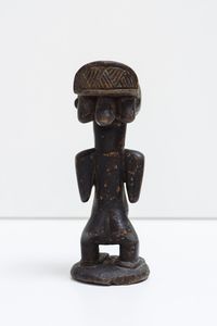 Hemba - Repubblica Democratica del Congo : Scultura antropomorfa femminile.Legno duro a patina scura.  - Asta Asta 422 | AFRICA, OCEANIA E AMERICHE - ARTIGIANATO AFRICANO: VARI COMMITTENTI E SELEZIONE DALLA COLLEZIONE BARTOLOMUCCI Online - Associazione Nazionale - Case d'Asta italiane