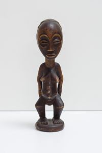 Hemba - Repubblica Democratica del Congo - Scultura antropomorfa femminile. Legno duro a patina scura.