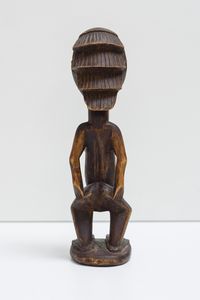 Hemba - Repubblica Democratica del Congo : Scultura antropomorfa femminile. Legno duro a patina scura.  - Asta Asta 422 | AFRICA, OCEANIA E AMERICHE - ARTIGIANATO AFRICANO: VARI COMMITTENTI E SELEZIONE DALLA COLLEZIONE BARTOLOMUCCI Online - Associazione Nazionale - Case d'Asta italiane