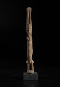 Dogon o Tellem - Mali : Scultura antropomorfa con braccia alzate. Legno duro a patina bruna.  - Asta Asta 422 | AFRICA, OCEANIA E AMERICHE - ARTIGIANATO AFRICANO: VARI COMMITTENTI E SELEZIONE DALLA COLLEZIONE BARTOLOMUCCI Online - Associazione Nazionale - Case d'Asta italiane