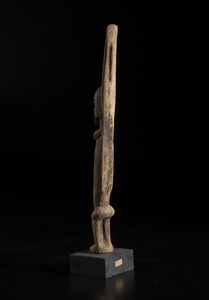 Dogon o Tellem - Mali : Scultura antropomorfa con braccia alzate. Legno duro a patina bruna.  - Asta Asta 422 | AFRICA, OCEANIA E AMERICHE - ARTIGIANATO AFRICANO: VARI COMMITTENTI E SELEZIONE DALLA COLLEZIONE BARTOLOMUCCI Online - Associazione Nazionale - Case d'Asta italiane