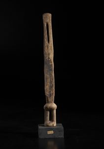 Dogon o Tellem - Mali : Scultura antropomorfa con braccia alzate. Legno duro a patina bruna.  - Asta Asta 422 | AFRICA, OCEANIA E AMERICHE - ARTIGIANATO AFRICANO: VARI COMMITTENTI E SELEZIONE DALLA COLLEZIONE BARTOLOMUCCI Online - Associazione Nazionale - Case d'Asta italiane