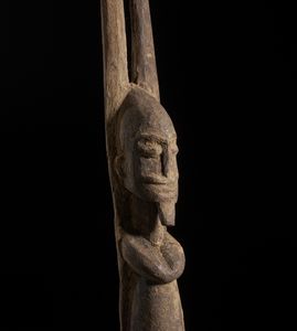 Dogon o Tellem - Mali : Scultura antropomorfa con braccia alzate. Legno duro a patina bruna.  - Asta Asta 422 | AFRICA, OCEANIA E AMERICHE - ARTIGIANATO AFRICANO: VARI COMMITTENTI E SELEZIONE DALLA COLLEZIONE BARTOLOMUCCI Online - Associazione Nazionale - Case d'Asta italiane