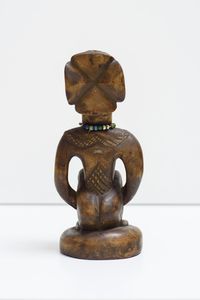 Hemba - Repubblica Democratica del Congo : Scultura antropomorfa femminile.Legno duro a patina marrone e perline.  - Asta Asta 422 | AFRICA, OCEANIA E AMERICHE - ARTIGIANATO AFRICANO: VARI COMMITTENTI E SELEZIONE DALLA COLLEZIONE BARTOLOMUCCI Online - Associazione Nazionale - Case d'Asta italiane