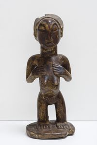 Hemba - Repubblica Democratica del Congo - Scultura antropomorfa femminile. Legno duro a patina scura.