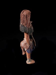 Himba, Namibia : Bambola antropomorfa. Legno, fibre, tessuto, pelle e pigmento rosso.  - Asta Asta 422 | AFRICA, OCEANIA E AMERICHE - ARTIGIANATO AFRICANO: VARI COMMITTENTI E SELEZIONE DALLA COLLEZIONE BARTOLOMUCCI Online - Associazione Nazionale - Case d'Asta italiane