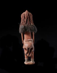 Himba, Namibia : Bambola antropomorfa. Legno, fibre, tessuto, pelle e pigmento rosso.  - Asta Asta 422 | AFRICA, OCEANIA E AMERICHE - ARTIGIANATO AFRICANO: VARI COMMITTENTI E SELEZIONE DALLA COLLEZIONE BARTOLOMUCCI Online - Associazione Nazionale - Case d'Asta italiane