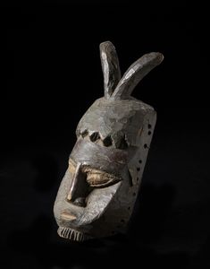 Guro - Costa d'Avorio : Maschera antropozoomorfa. Legno duro, caolino e pigmenti.  - Asta Asta 422 | AFRICA, OCEANIA E AMERICHE - ARTIGIANATO AFRICANO: VARI COMMITTENTI E SELEZIONE DALLA COLLEZIONE BARTOLOMUCCI Online - Associazione Nazionale - Case d'Asta italiane