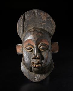 Bamikele - Camerun - Maschera antropomorfa. Legno duro a patina scura e pigmento Woodcam.