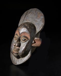 Bamikele - Camerun : Maschera antropomorfa. Legno duro a patina scura e pigmento Woodcam.  - Asta Asta 422 | AFRICA, OCEANIA E AMERICHE - ARTIGIANATO AFRICANO: VARI COMMITTENTI E SELEZIONE DALLA COLLEZIONE BARTOLOMUCCI Online - Associazione Nazionale - Case d'Asta italiane