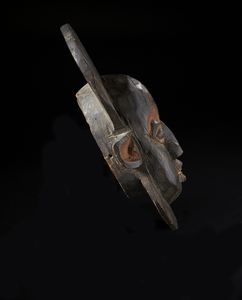 Bamikele - Camerun : Maschera antropomorfa. Legno duro a patina scura e pigmento Woodcam.  - Asta Asta 422 | AFRICA, OCEANIA E AMERICHE - ARTIGIANATO AFRICANO: VARI COMMITTENTI E SELEZIONE DALLA COLLEZIONE BARTOLOMUCCI Online - Associazione Nazionale - Case d'Asta italiane