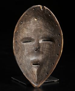 Dan - Costa d'Avorio/Liberia : Maschera antropomorfa con occhi a fessura e treccia frontale. Legno duro a patina nera.  - Asta Asta 422 | AFRICA, OCEANIA E AMERICHE - ARTIGIANATO AFRICANO: VARI COMMITTENTI E SELEZIONE DALLA COLLEZIONE BARTOLOMUCCI Online - Associazione Nazionale - Case d'Asta italiane