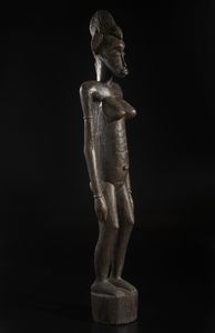 Senufo - Costa d'Avorio/Mali/Burkina Faso - Grande scultura antropomorfa femminile. Legno duro a patina scura.