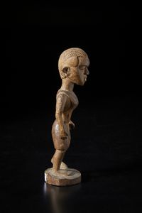 Baule - Costa d'Avorio : Scultura antropomorfa femminile.Legno duro a patina naturale.  - Asta Asta 422 | AFRICA, OCEANIA E AMERICHE - ARTIGIANATO AFRICANO: VARI COMMITTENTI E SELEZIONE DALLA COLLEZIONE BARTOLOMUCCI Online - Associazione Nazionale - Case d'Asta italiane