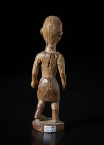 Baule - Costa d'Avorio : Scultura antropomorfa femminile.Legno duro a patina naturale.  - Asta Asta 422 | AFRICA, OCEANIA E AMERICHE - ARTIGIANATO AFRICANO: VARI COMMITTENTI E SELEZIONE DALLA COLLEZIONE BARTOLOMUCCI Online - Associazione Nazionale - Case d'Asta italiane