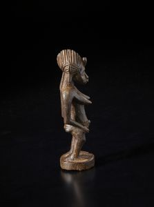 Senufo - Costa d'Avorio/Mali/Burkina Faso : Scultura antropomorfa.Legno duro a patina marrone.  - Asta Asta 422 | AFRICA, OCEANIA E AMERICHE - ARTIGIANATO AFRICANO: VARI COMMITTENTI E SELEZIONE DALLA COLLEZIONE BARTOLOMUCCI Online - Associazione Nazionale - Case d'Asta italiane