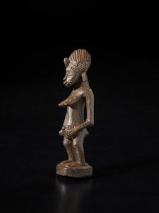 Senufo - Costa d'Avorio/Mali/Burkina Faso : Scultura antropomorfa.Legno duro a patina marrone.  - Asta Asta 422 | AFRICA, OCEANIA E AMERICHE - ARTIGIANATO AFRICANO: VARI COMMITTENTI E SELEZIONE DALLA COLLEZIONE BARTOLOMUCCI Online - Associazione Nazionale - Case d'Asta italiane