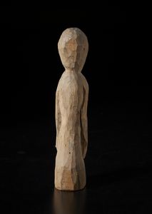 Artigianato africano : Scultura antropomorfa. Legno duro a patina naturale.  - Asta Asta 422 | AFRICA, OCEANIA E AMERICHE - ARTIGIANATO AFRICANO: VARI COMMITTENTI E SELEZIONE DALLA COLLEZIONE BARTOLOMUCCI Online - Associazione Nazionale - Case d'Asta italiane