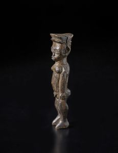 Lobi - Burkina Faso/Costa d'Avorio : Scultura antropomorfa Bateba. Legno duro a patina scura.  - Asta Asta 422 | AFRICA, OCEANIA E AMERICHE - ARTIGIANATO AFRICANO: VARI COMMITTENTI E SELEZIONE DALLA COLLEZIONE BARTOLOMUCCI Online - Associazione Nazionale - Case d'Asta italiane