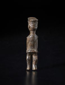 Lobi - Burkina Faso/Costa d'Avorio : Scultura antropomorfa Bateba. Legno duro a patina scura.  - Asta Asta 422 | AFRICA, OCEANIA E AMERICHE - ARTIGIANATO AFRICANO: VARI COMMITTENTI E SELEZIONE DALLA COLLEZIONE BARTOLOMUCCI Online - Associazione Nazionale - Case d'Asta italiane