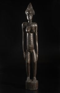 Senufo - Costa d'Avorio/Mali/Burkina Faso : Grande scultura antropomorfa femminile. Legno duro a patina scura.  - Asta Asta 422 | AFRICA, OCEANIA E AMERICHE - ARTIGIANATO AFRICANO: VARI COMMITTENTI E SELEZIONE DALLA COLLEZIONE BARTOLOMUCCI Online - Associazione Nazionale - Case d'Asta italiane